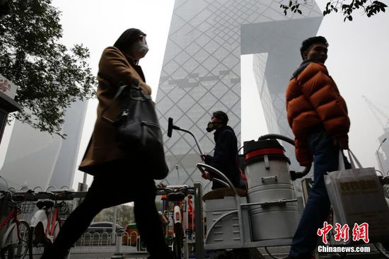 北京吸霾86天，坚果兄弟在央视“大裤衩”作业。视觉中国