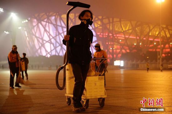 北京吸霾第87天，坚果兄弟鸟巢奥克匹克公园一带作业，据北京市环保局监测，北京持续超过60小时的空气重污染，当晚达到最大值。视觉中国